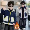 Chaqueta de Forro Polar con Bolsillo con Cremallera Estilo Otoño e Invierno para Niños 2026 Nuevo Chaqueta Cortavientos con Capucha Gruesa y Elegante de Invierno