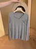 Camiseta de punto de seda helada de manga larga con cuello en V, estilo 'old money' relajado para mujer, top fino de verano semitransparente, protección solar, holgado