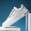 Zapatos de Hombre de Primavera 2026 Nuevos Versátiles Zapatos Casuales de Cuero para Hombre Verano Suela Plana Zapatos Deportivos de Tabla Zapatos Blancos de Trabajo de Moda