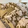 Juego de ropa de cama de cuatro piezas de terciopelo de leche de invierno con diseño de pompón, que incluye una funda de edredón gruesa de forro polar de coral bordada y una sábana bajera.