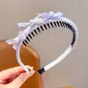 Faixa de Cabelo Xadrez Roxo Claro Estilo Delicado com Três Laços Pequenos e Decorações de Pérolas na Lateral, Criando uma Vibe Doce e Menina