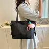 Bolsa de ombro estilo coreano de grande capacidade com pingente, nova coleção feminina 2026, design simples e casual, cor sólida, adequada para o trabalho e uso diário