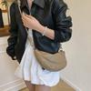 Bolsa pequena vintage simples para outono e inverno feminina 2025, nova bolsa transversal de ombro e axila, bolsa de bolinho de massa da moda para axilas