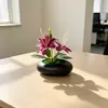 Flores artificiais de jasmim dourado em vaso de pedras para decoração de varanda de casa, flores falsas em um pequeno ornamento de bonsai plano