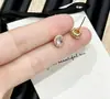 Los aretes nuevos de Mia son modernos y exquisitos, ear cuffs simples y delicados con microincrustaciones de circonita para mujer, que conservan el color