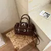 Bolso de mano casual de moda nuevo para principios de otoño de 2026, Boston de alta estética para el trabajo, bolso de hombro y cruzado