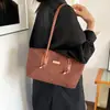 Bolsa Grande de Textura Retrô Feminina 2026 Outono Nova Cor Blocada para o Trabalho Ombro Único Mão com Pingente Bolsa Tote