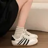 Zapatillas de entrenamiento alemanas para mujer de moda estilo francés, nueva colección otoño 2026, suela plana retro, ligeras, finas, zapatillas blancas casual versátiles