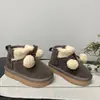 Decoración colgante de bola de felpa, gamuza, tricolor, cálidas, botas de nieve gruesas, nuevo producto de invierno 2026, botas grandes de algodón al por mayor