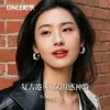 Brincos Estilo Retro Hong Kong para Mulheres 2026 Novo Estilo Quente Brincos de Ouro Café de Alta Qualidade Círculo Círculo Joia de Orelha em Forma de C
