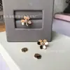 Fanjia Oro de 18 Quilates Color Chapado Pétalos de Trébol Llenos de Diamantes Cadena para Clavícula de Trébol Colgante de Flor Única Anillo de Nicho de Flor