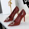 8351-K202 Sapatos de Salto Alto Apontados para Banquete Europeu e Americano Feminino Boca Rasa Fivela de Metal com Strass Salto Agulha Salto Alto de Couro Envernizado