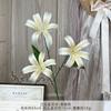 Lírio Dourado de Três Cabeças Flor Artificial Falsa Flor de Seda Arranjo de Flores para Salão de Casamento Arranjo de Flores Decoração de Casa Arte Floral