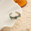 Anillo retro floral en tono café dorado, una pieza lujosa y única con un aire de alta gama, diseñado para apilar, con un borde de encaje, y perfecto para el dedo índice, ofreciendo un estilo moderno e individual