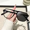 Óculos de Sol Quadrados com Ponte Dupla Modelo Novo 2026, Óculos de Sol Modernos com Tachas, Óculos de Sol Fashion e Únicos com Lentes Oceânicas Atacado