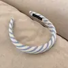 Estilo Coreano Nova Faixa de Cabelo com Cabeça de Esponja Listrada Floral Azul e Branco Fresca de Verão Elegante Acessório de Cabelo com Presilha de Cabelo Alta para Uso Externo para Mulheres
