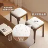 Taburete tapizado de madera maciza para uso doméstico en la sala de estar, taburete cuadrado moderno y simple, taburete bajo apilable, mesa de comedor de madera, banco de madera maciza