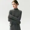 Suéter de malha de cashmere de estilo suave para mulheres, gola alta discreta, canelado vertical, corte solto, mangas compridas, suéter base para outono e inverno