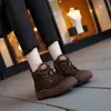 Zapatos 2025 Nuevo Estilo Popular Versátil de Nicho para Mujer Otoño e Invierno Talla Grande Botas Martin Suaves Súper Alargadoras de Altura Planas Cortas para Mujer