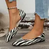 Zapatos planos únicos con estampado de cebra, corte lateral y punta fina, con suelas suaves, tela transpirable, diseño de corte bajo, adecuados para el uso diario en primavera y otoño.