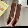 Calcetines de pantorrilla color café para mujer, ambiente de otoño e invierno, estilo coreano, estilo universitario, color liso, rayas verticales, adelgazantes, versátiles, calcetines JK holgados