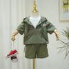 Terno de manga curta de verão para meninos 2023 novo estilo coreano bebê infantil confortável estilo ocidental com capuz terno de duas peças moda