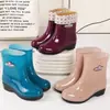 Botas de lluvia de algodón hasta la mitad de la pantorrilla, antideslizantes y forradas de polar, cubrezapatos impermeables, cubrezapatos de goma, botas de agua, calzado de mujer moderno, apto para uso en la cocina, cálido y duradero