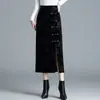 Saia feminina de veludo estampada, novo estilo outono 2026, cintura alta, modeladora, justa ao corpo, comprimento médio, com fenda, elegante