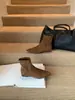 Botas Femininas Apontadas de Salto Bloco Outono/Inverno 2026, Elegantes Botas de Cano Curto de Camurça Moda Estilo Francês Salto Baixo