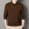Nueva colección de otoño de camisetas de manga larga para hombres de mediana edad y mayores, con un diseño casual tipo camisa de dos piezas, corte holgado y cuello tipo polo.