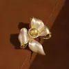 Broche Dourado com Laço Escovado e Contas Naturais de Ouro, Novo Estilo, Pin de Terno Estiloso e Discreto para Atacado