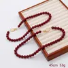 Colar de Pérolas Vermelhas Sintéticas para Mulheres, Corrente Versátil e de Alto Padrão para Suéter, Colar para Clavícula com Temperamento Energético para Outono e Inverno, Novo Estilo Chinês