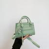Bolso pequeño de alta gama para mujer, primavera 2024, nuevo diseño de nicho, bandolera de un solo hombro, moderno y elegante bolso cuadrado pequeño.
