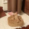 Chinelos de pelúcia femininos com plataforma para aumentar a altura, sapatos pretos peludos super estilosos para casa de outono e inverno