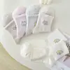 Calcetines para mujer con estampados florales en forma de corazón, con un diseño de doble capa falso, de longitud media hasta la pantorrilla, en tonos grises, con un borde festoneado, construcción sin costuras y un bonito ribete de encaje.
