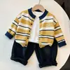 Roupas Infantis Coreanas Crianças Cardigã Listrado Outono Inverno Roupas Meninos Meninas Bebê Tricô Color Block Jaqueta Bordada com Letra
