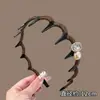 Cor de café com leite tecido plissado presilha de cabelo dentada design de dentes antiderrapante acessório de cabelo feminino suave para combinar em ambientes externos