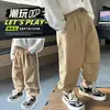Calças Casuais Finas de Verão para Meninos com Estampa de Letras Estilo Coreano Infantis Elegantes Versáteis Largas Casuais para Bebês e Crianças