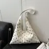 Bolsa de Ombro Retro com Tachas Nova Primavera 2026 Grande Capacidade Estilosa Bolsa de Mão da Moda Tendência para Garotas