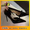 Sandalias de tacón alto color nude con cortes laterales y punta hueca para mujer, con tacones finos, punta afilada, charol, detalle de lazo, zapatos de mujer, nuevo modelo verano 2025