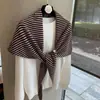 Bufanda triangular de lana pura a rayas para mujer, moda estilo coreano, versátil para otoño e invierno, se puede usar como bufanda para el cuello, capa exterior o chal grande para abrigarse
