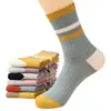 Calcetines para Mujer, Moda Otoño e Invierno, Calcetines Rayados Retro de Color Contrastante, Material Grueso, Calcetines Absorbentes de Humedad y Cálidos para Proteger Contra el Frío Severo del Invierno