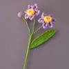 Graciosa mano blanca e impecable de niña, ramas de flor de narciso tejidas a mano con lana, para mejores amigos y familia