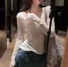 Camiseta blanca de manga larga con cuello en U para mujer, estilo coreano, protectora del sol, adecuada para otoño, corte ajustado, pura y elegante, top ligero y casual