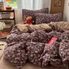 Conjunto de quatro peças em veludo de leite grau A, apresentando capa de edredom em flanela dupla face de fleece coral espessa, lençol de cima e lençol com elástico - um conjunto de cama de três peças