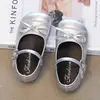 Sapatos Pequenos de Couro para Meninas 2026 Outono Novo Simples Sapatos de Princesa para Crianças, Sapatos Retro de Tira Única com Solado Macio para Meninas