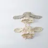 Chapéu de coelho floral estilo delicado para bebê com tiras de renda e proteção para as orelhas, adequado para bebês e crianças pequenas usarem para fotografia ao ar livre