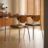Cadeira de café de lazer moderna com encosto de madeira maciça, cadeira de jantar de ferro artística simples de luxo leve cor creme para casa e designer