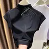 Camiseta Branca de Manga Curta Ajustada Estilo Garota Picante Gola Alta Meia-Altura para Verão, Primavera e Outono, Peça de Baixo Estilo Puro Desejo Valoriza o Peito Ombros Retos Feminina