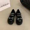 Sapatos Mary Jane de sola grossa com tiras de fivela dupla, sapatos pequenos de couro femininos, novo modelo outono 2026, sapatos de corte baixo com laço para mulheres baixinhas